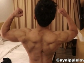 肌肉发达的亚洲男人在乳头上接受敬拜和口头愉悦 gay japan porn videos