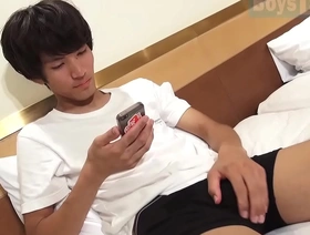 铃木袜子是一名肌肉发达的日本运动员，他以令人印象深刻的捐赠来沉迷于旅馆房间 gay hot porn gif