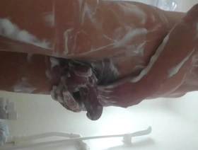 同性恋爸爸在淋浴室得到肥皂打手枪 str8boys japan gay porn