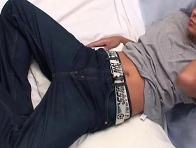 年轻的泰国twink在独奏视频中享受着自己的乐趣 elated porn in japan