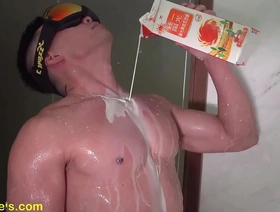 亚洲健身模型沉迷于淋浴期间的肌肉崇拜 hot desi gay porn