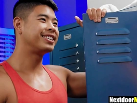 亚洲大块的肌肉被一个尊敬的朋友崇拜和操了 gay japan porn school