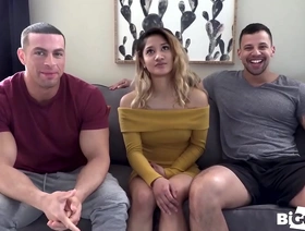 在面部狂热中，两个肌肉的乔克占据了一个小的亚洲男孩 hot gay fucking porn