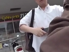 日本同性恋男孩Yoshikazu Iwama在同性恋手淫的热闹之战中与白色的AIUE700相提并论。 watch japan gay porn online - google search