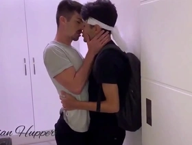 Twink Bottom享受着一个良好的日本送货员的包裹 hot sexy korean uncaring porn