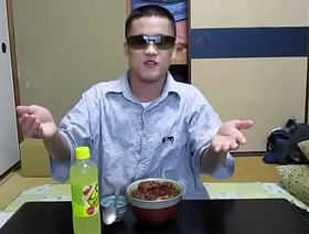 Junpei是一个日本同性恋男孩，在此视频中准备并吃了猪肉饼咖喱 dowon korean gay porn