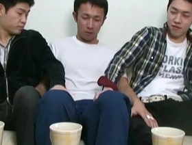 看一个年轻的亚洲男人，淋浴中有一只大公鸡 gay porn chinese clasp