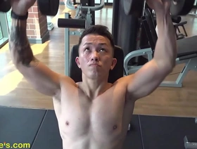 亚洲大块头为肌肉弯曲准备乳头崇拜 gay indonesia porn video