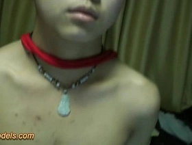 同性恋Twink在受到限制的同时，从一个良好的伴侣那里得到打手枪 hot gay porn hard