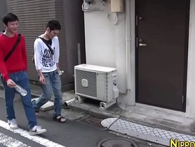 年轻的亚洲小伙子骑在高清的阴茎 indonesia gay porn photograph