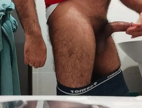 毛茸茸的亚洲家伙在镜头上射精 hot gay porn japan