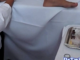 穿着制服的年轻亚洲医生给患者灌肠 hot blowjob unconcerned porn