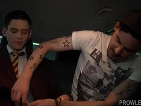 年轻的Twink被大型骑行的同性恋者组合 gay hot men porn