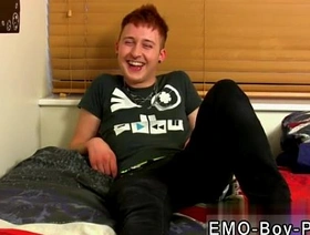 年轻的亚洲同性恋家伙分享了他的第一个性经历 gay porn hot kissing