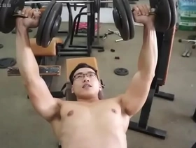 越南同性恋者的山雀锻炼会导致体重增加并拥抱身体阳性 gay chinese orgy porn