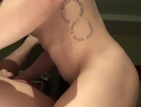 亚洲大块路易斯在同性恋视频中炫耀他的肌肉体质 gay hot invigoration porn