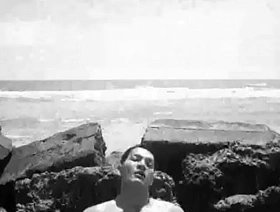 耀眼的越南美女在同性恋成人电影中炫耀她的体格 hot gay young porn