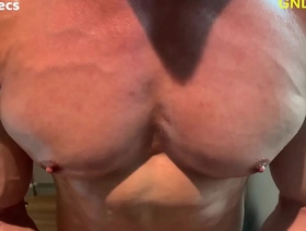 亚洲健身爱好者展示了他的凿子体格和乳头敏感性 korean happy-go-lucky porn free