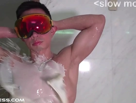 观看我炫耀肌肉并在此热门视频中与乳头一起玩的时候！ korean bottom gay porn