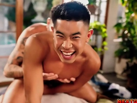 亚洲螺柱克里斯·戴姆尼德（Chris Damned）和卢克·特鲁恩（Luke Truong）参加热情的鞍遭遇 hot latino gay porn