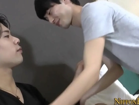 一个日本人的twink经历了强烈的rimjob，然后才被大力穿透。 japan delivery gay porn