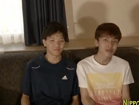 年轻的亚洲男人在真正的相遇中给口头和打手枪 gay porn japan boys