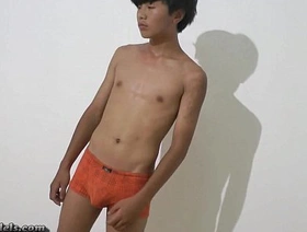 亚洲和白人男孩炫耀他们的技能 hot dweeb gay porn