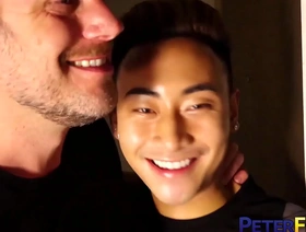 杰里米·威登（Jeremy Vuitton）的亚洲血统与汉斯·柏林（Hans Berlin）在原始性爱场景中强调 vietnam gay porn