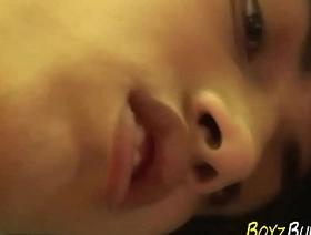 年轻的男同性恋者在户外bukkake场景中接受口腔和肛交 vietnam gay porn