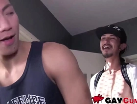 一个瘦弱的亚洲男人迅速给纹身的大公鸡带来了深度的口交 korean gay bottom porn