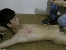 年轻的亚洲男人服从BDSM与大公鸡大师一起玩 chinese shower gay porn