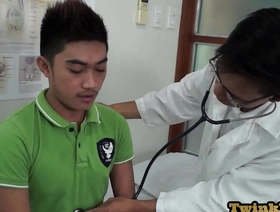 亚洲Twink对性的胃口无处不在，导致与他诱人的医生相遇 gay porn hot new