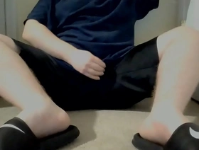 同性恋亚洲人露出自己的身体，并在自己的胸口射精 romanticist hot gay porn