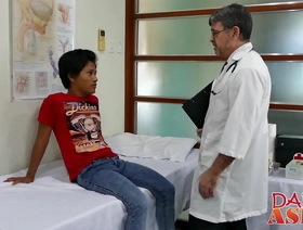 爸爸迈克和罗素的热情亚洲同性恋遭遇 hot hairy hunk gay porn