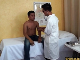 年轻的亚洲男人接受肛门检查，并由医生指责 japan gay porn video