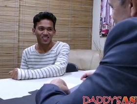 亚洲青少年喜欢与他经验丰富的同性恋伴侣的臀部与性玩具取悦 hot well-pleased porn couple