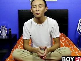 在谈话之后，年轻的亚洲男人脱衣服和愉悦 gay indonesia massage porn