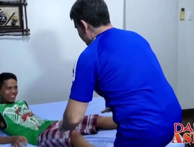 老年人在储藏室被苗条的亚洲同性恋马尔康诱惑 korean gay porn live