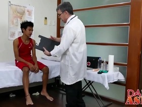 同性恋医生用他的阴茎评估twink的臀部 japan numbing gay porn