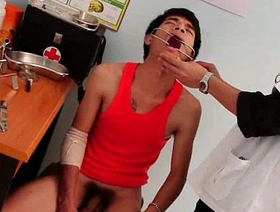 年轻的同性恋Twink经历了医生的体格检查 chinese muscle bottom gay porn