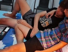 年轻的亚洲男人因观看同性恋色情而引起了人们的欢迎 gay porn hunk japan