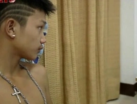 年轻的男同性恋者从事无保护的口交 hot gay bottom porn