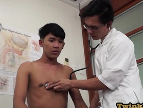 亚洲医学专业人员检查了在医院环境中的年轻人的后端 asian gay hot porn