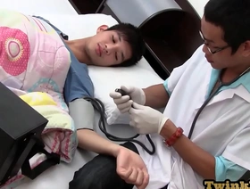 亚洲Twink的医学检查变成了赤裸裸的裸露 japan well-pleased porn boy