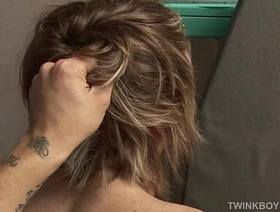 两个细长的年轻人进行了无保护的性交，其中一个人的阴茎未割礼。 hot gay thai porn