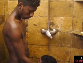 年轻的非洲男子在淋浴之前进行口交，然后再进行不受保护的性交 china solo gay porn