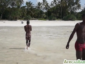 年轻的黑人夫妇从事亲密的淋浴和口交 porn hot gay sex