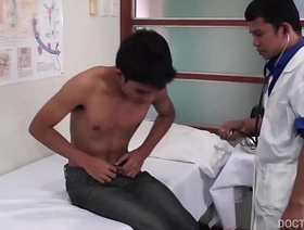 亚洲双胞胎肯尼（Kenny）和亚历克斯（Alex）沉迷于古怪的医疗游戏 homemade chinese gay porn