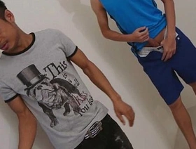 年轻的Twink获得了令人难忘的鞍体验 gay korean dildo porn