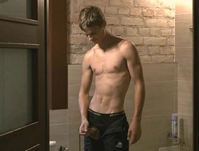 年轻的独奏男孩愉悦自己 gay porn japan force